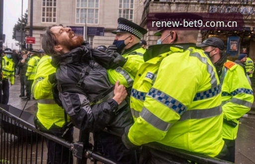 全球赛事安保新规则：英国警员赴美规模骤减的完整解读指南